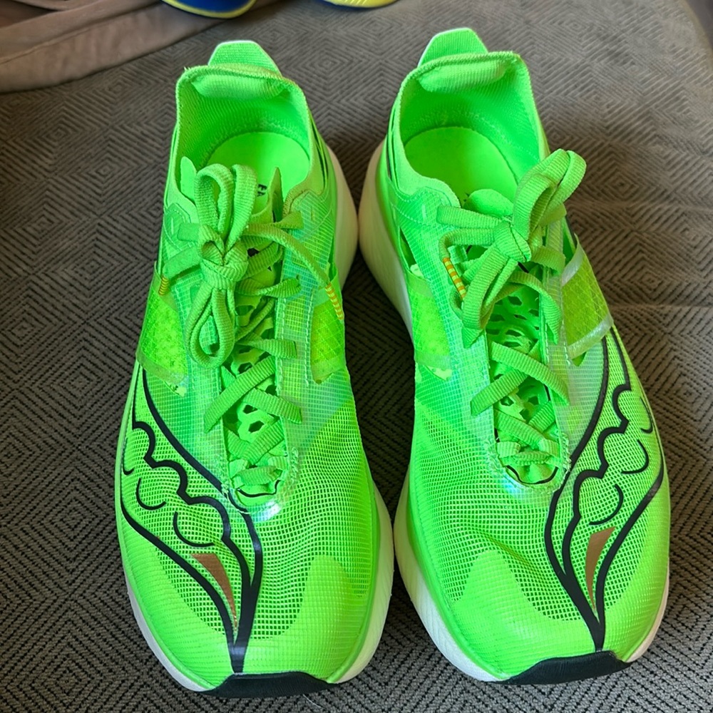Saucony Elite women’s size 9 running shoe